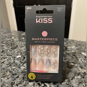KISS Masterpiece One-of-a-Kind Luxe Mani Press On Nail Set “Love It”